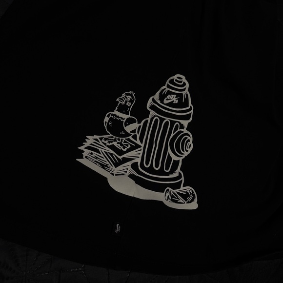 Nike Black Short-Sleeve Tee with White Corner Graphic - Picture 4 of 4